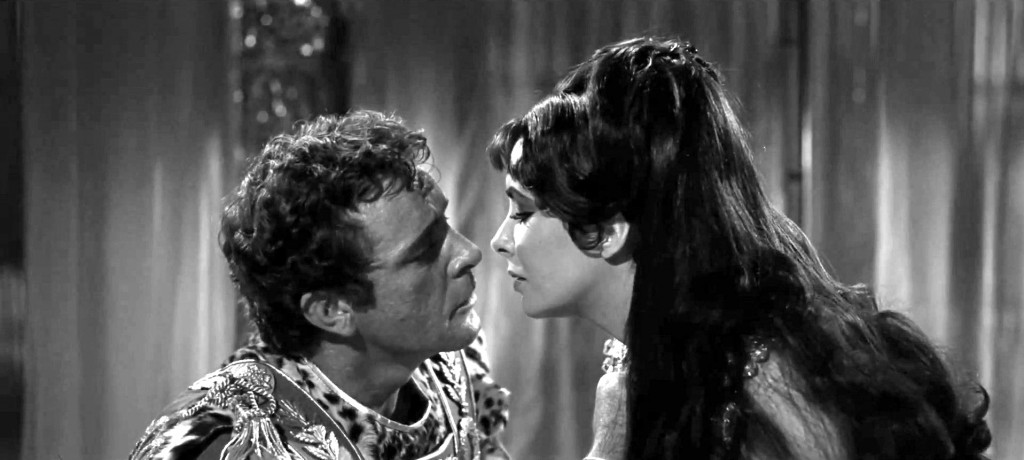 Richard Burton (Marco Antonio) y su mujer Elizabeth Taylor (Cleopatra). (Fuente: Historia de la Historia).